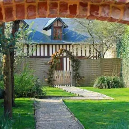Le Fond De La Cour *